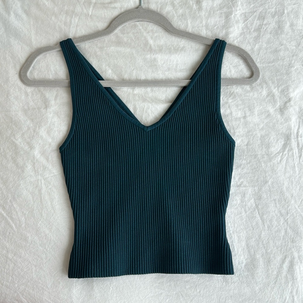 Aritzia sculpt knit tank in size XS. Brand new condition